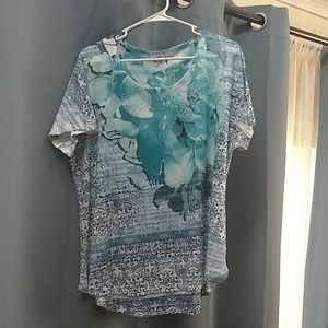 Nwot pretty print tee with rinestone accents